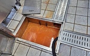 기름과 찌꺼기는 세대를 거치며 합쳐지고 기름이 고인 하수구