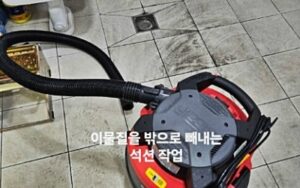 이물질을 밖으로 빼내는 석션 작업