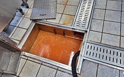 기름이 고인 하수구