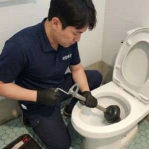 야간 긴급 출동 현장과 대화동 변기막힘 오수 범람 진단